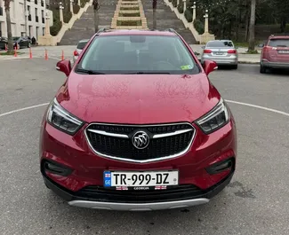 Vooraanzicht van een huurauto Buick Encore in Koetaisi, Georgië ✓ Auto #11836. ✓ Transmissie Automatisch TM ✓ 0 beoordelingen.