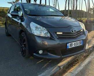 Toyota Verso 2010 beschikbaar voor verhuur in Durrës, met een kilometerlimiet van onbeperkt.
