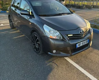 Interieur van Toyota Verso te huur in Albanië. Een geweldige auto met 7 zitplaatsen en een Handmatig transmissie.