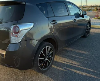 Verhuur Toyota Verso. Economy, Minivan Auto te huur in Albanië ✓ Borg van Zonder Borg ✓ Verzekeringsmogelijkheden TPL, Buitenland.