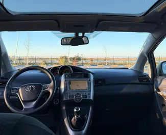 Vooraanzicht van een huurauto Toyota Verso in Durrës, Albanië ✓ Auto #11476. ✓ Transmissie Handmatig TM ✓ 0 beoordelingen.