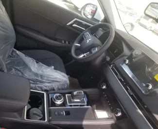Vooraanzicht van een huurauto Mitsubishi Outlander in Dubai, Verenigde Arabische Emiraten ✓ Auto #11418. ✓ Transmissie Automatisch TM ✓ 0 beoordelingen.