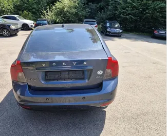 Interieur van Volvo S40 te huur in Albanië. Een geweldige auto met 5 zitplaatsen en een Automatisch transmissie.