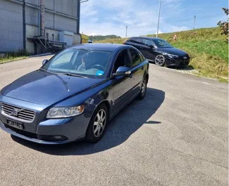 Vooraanzicht van een huurauto Volvo S40 in Durrës, Albanië ✓ Auto #11767. ✓ Transmissie Automatisch TM ✓ 0 beoordelingen.