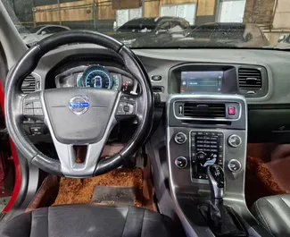 Interieur van Volvo S60 te huur in Albanië. Een geweldige auto met 5 zitplaatsen en een Automatisch transmissie.