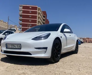 Vooraanzicht van een huurauto Tesla Model 3 in Alicante, Spanje ✓ Auto #11720. ✓ Transmissie Automatisch TM ✓ 0 beoordelingen.