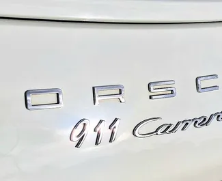 Benzine motor van 3,0L van Porsche 911 Carrera S Cabrio 2017 te huur in Alicante.