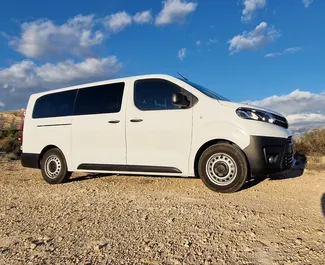 Autohuur Toyota Proace Verso 2024 in in Spanje, met Benzine brandstof en  pk ➤ Vanaf 80 EUR per dag.