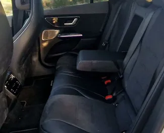 Interieur van Mercedes-Benz EQE 500 AMG te huur in Spanje. Een geweldige auto met 5 zitplaatsen en een Automatisch transmissie.