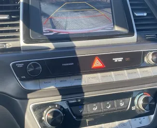 Interieur van Hyundai Sonata te huur in Georgië. Een geweldige auto met 5 zitplaatsen en een Automatisch transmissie.