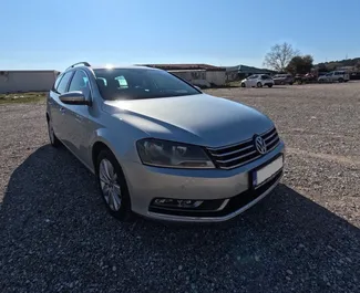 Vooraanzicht van een huurauto Volkswagen Passat Variant in Bar, Montenegro ✓ Auto #11846. ✓ Transmissie Automatisch TM ✓ 0 beoordelingen.