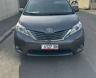 Vooraanzicht van een huurauto Toyota Sienna in Tbilisi, Georgië ✓ Auto #11803. ✓ Transmissie Automatisch TM ✓ 0 beoordelingen.