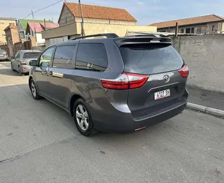 Interieur van Toyota Sienna te huur in Georgië. Een geweldige auto met 7 zitplaatsen en een Automatisch transmissie.