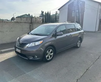 Benzine motor van 3,5L van Toyota Sienna 2015 te huur in Tbilisi.