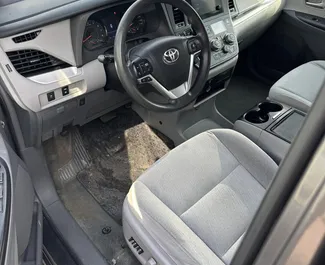 Toyota Sienna 2015 beschikbaar voor verhuur in Tbilisi, met een kilometerlimiet van onbeperkt.