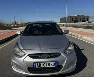 Vooraanzicht van een huurauto Hyundai Accent in Durrës, Albanië ✓ Auto #11889. ✓ Transmissie Automatisch TM ✓ 0 beoordelingen.