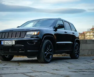 Vooraanzicht van een huurauto Jeep Grand Cherokee in Tbilisi, Georgië ✓ Auto #9812. ✓ Transmissie Automatisch TM ✓ 1 beoordelingen.
