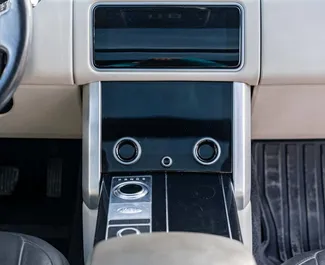 Interieur van Land Rover Range Rover te huur in Georgië. Een geweldige auto met 5 zitplaatsen en een Automatisch transmissie.