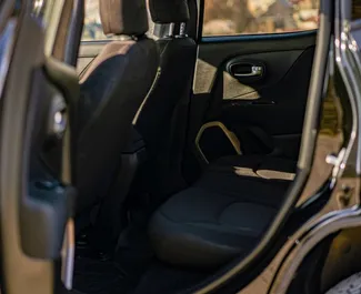 Benzine motor van 2,4L van Jeep Renegade 2016 te huur in Tbilisi.