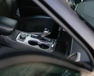 Jeep Grand Cherokee 2021 met Aandrijving op alle wielen systeem, beschikbaar in Tbilisi.