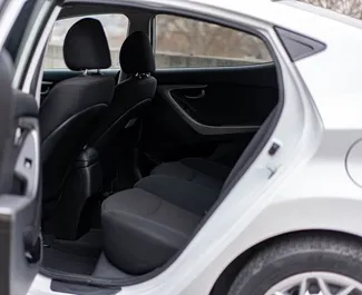 Benzine motor van 1,8L van Hyundai Elantra 2016 te huur in Tbilisi.
