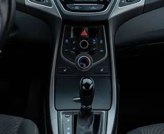 Hyundai Elantra 2016 beschikbaar voor verhuur in Tbilisi, met een kilometerlimiet van onbeperkt.