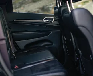 Jeep Grand Cherokee 2021 beschikbaar voor verhuur in Tbilisi, met een kilometerlimiet van onbeperkt.