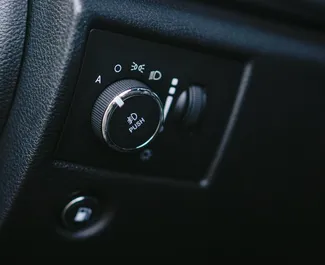 Interieur van Jeep Grand Cherokee te huur in Georgië. Een geweldige auto met 5 zitplaatsen en een Automatisch transmissie.