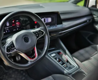 Interieur van Volkswagen Golf 8 te huur in Montenegro. Een geweldige auto met 5 zitplaatsen en een Automatisch transmissie.