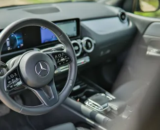 Interieur van Mercedes-Benz B-Class te huur in Montenegro. Een geweldige auto met 5 zitplaatsen en een Automatisch transmissie.