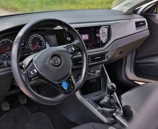 Interieur van Volkswagen Polo te huur in Montenegro. Een geweldige auto met 5 zitplaatsen en een Handmatig transmissie.