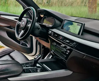 Interieur van BMW X5 te huur in Montenegro. Een geweldige auto met 5 zitplaatsen en een Automatisch transmissie.