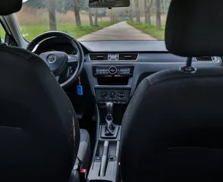 Interieur van Skoda Rapid te huur in Montenegro. Een geweldige auto met 5 zitplaatsen en een Automatisch transmissie.