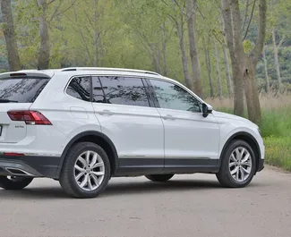 Interieur van Volkswagen Tiguan te huur in Montenegro. Een geweldige auto met 7 zitplaatsen en een Automatisch transmissie.
