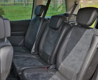 Interieur van Volkswagen Sharan te huur in Montenegro. Een geweldige auto met 7 zitplaatsen en een Automatisch transmissie.