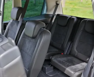 Volkswagen Sharan 2018 beschikbaar voor verhuur in Becici, met een kilometerlimiet van onbeperkt.