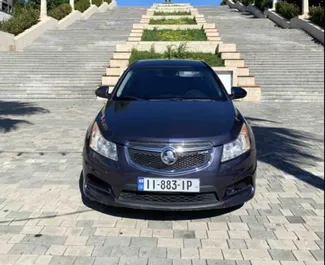 Vooraanzicht van een huurauto Chevrolet Cruze op de luchthaven van Koetaisi, Georgië ✓ Auto #12025. ✓ Transmissie Automatisch TM ✓ 0 beoordelingen.