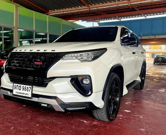 Verhuur Toyota Fortuner. Comfort, SUV Auto te huur in Thailand ✓ Borg van Borg van 5000 THB ✓ Verzekeringsmogelijkheden TPL.