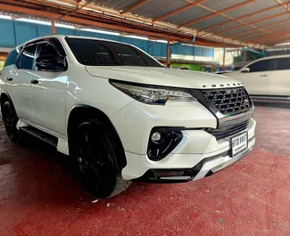 Vooraanzicht van een huurauto Toyota Fortuner op luchthaven Bangkok Don Muang, Thailand ✓ Auto #11924. ✓ Transmissie Automatisch TM ✓ 0 beoordelingen.