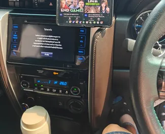 Interieur van Toyota Fortuner te huur in Thailand. Een geweldige auto met 7 zitplaatsen en een Automatisch transmissie.