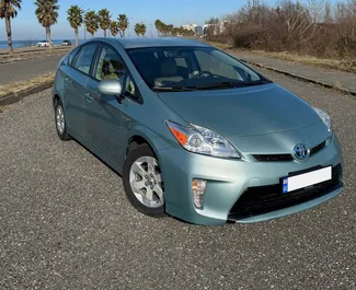 Vooraanzicht van een huurauto Toyota Prius in Batumi, Georgië ✓ Auto #11894. ✓ Transmissie Automatisch TM ✓ 0 beoordelingen.