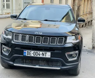 Vooraanzicht van een huurauto Jeep Compass in Tbilisi, Georgië ✓ Auto #11886. ✓ Transmissie Automatisch TM ✓ 0 beoordelingen.