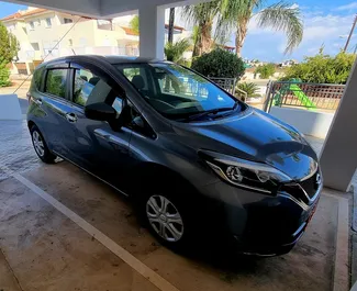Vooraanzicht van een huurauto Nissan Note in Limassol, Cyprus ✓ Auto #6677. ✓ Transmissie Automatisch TM ✓ 3 beoordelingen.