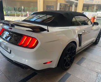 Interieur van Ford Mustang Cabrio te huur in de VAE. Een geweldige auto met 4 zitplaatsen en een Automatisch transmissie.