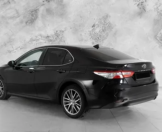 Vooraanzicht van een huurauto Toyota Camry in Bakoe, Azerbeidzjan ✓ Auto #12010. ✓ Transmissie Automatisch TM ✓ 0 beoordelingen.