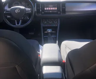 Interieur van Skoda Kodiaq te huur in Montenegro. Een geweldige auto met 7 zitplaatsen en een Automatisch transmissie.