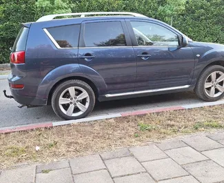 Diesel motor van 2,0L van Peugeot 4007 2011 te huur op de luchthaven van Tirana.