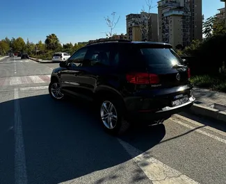 Interieur van Volkswagen Tiguan te huur in Albanië. Een geweldige auto met 5 zitplaatsen en een Automatisch transmissie.