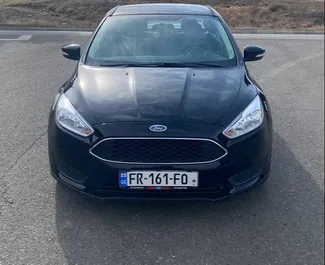 Vooraanzicht van een huurauto Ford Focus in Tbilisi, Georgië ✓ Auto #12131. ✓ Transmissie Automatisch TM ✓ 0 beoordelingen.