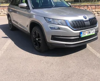 Vooraanzicht van een huurauto Skoda Kodiaq in Becici, Montenegro ✓ Auto #12180. ✓ Transmissie Automatisch TM ✓ 0 beoordelingen.